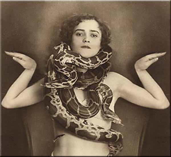 beautyexpert  snake woman  12 12 12, Ομορφιά: Παρελθόν Παρόν Μέλλον