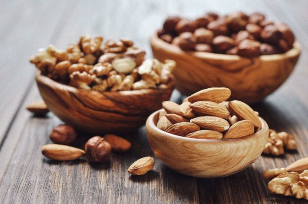 greek-superfoods-almonds-walnuts-amygdala-karydia